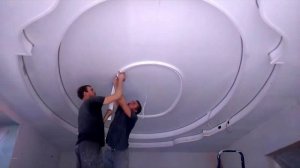 Монтаж гибкого молдинга на секундный клей.