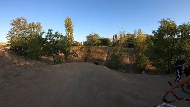 Лютый Тип На БМХ Залетел на ДЕРТ И Показывает Как Нужно Катать... смотреть онлайн