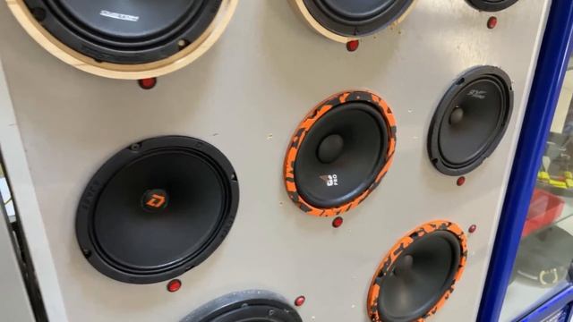 Громкий 16 мидбас, сможет дать больше панча чем эстрадная 20тка или нет? Gryphon pro 165 midbass смотреть онлайн