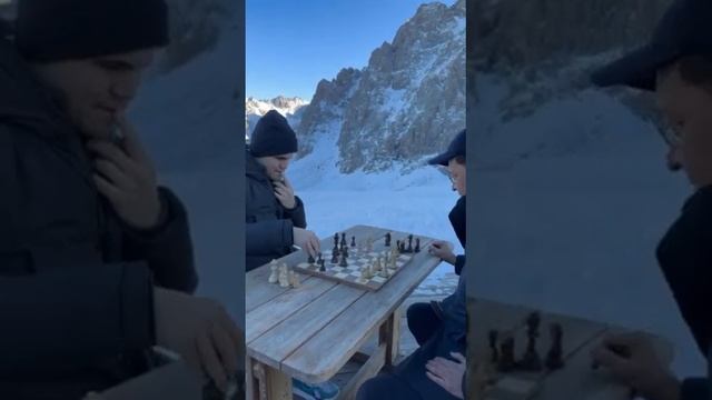 Казахстанский шахматист сыграл с чемпионом мира на вершине Шымбулака смотреть онлайн