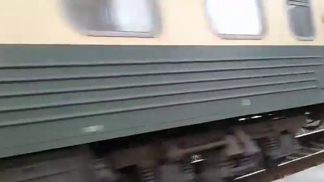 Электровоз ЧС4т с пассажирским поездом Киев-Баку смотреть онлайн