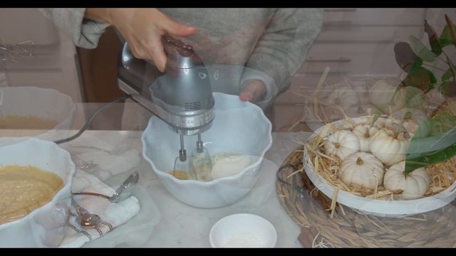 Pumpkin Cake with Cream Cheese Filling смотреть онлайн