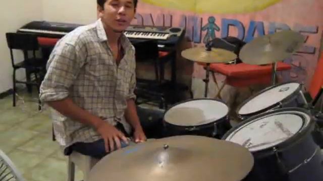 Aula de bateria com o professor John dia 28-11-2008, divirta-se... смотреть онлайн