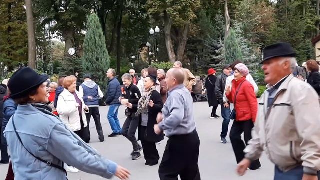 А ТЫ СТОИШЬ НА БЕРЕГУ В СИНЕМ ПЛАТЬЕ смотреть онлайн