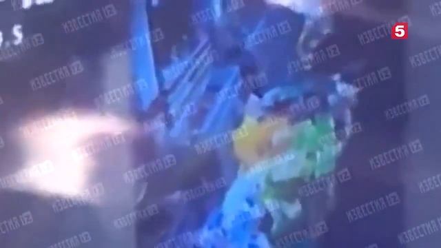 Подозрительное поведение дезинсектора у прилавка с арбузами в московском "Магните" смотреть онлайн