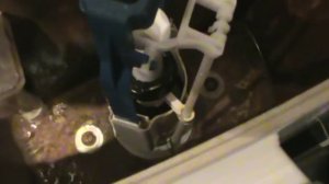 Течет унитаз что делать. Сливной бачок унитаза. Течет унитаз.