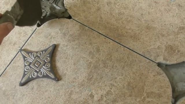 Простой способ укладки декоративных вставок пола. смотреть онлайн