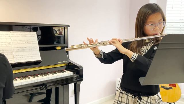 Tambourin (F.J.Gossec), Flute by Olivia Kim (10 years old) смотреть онлайн