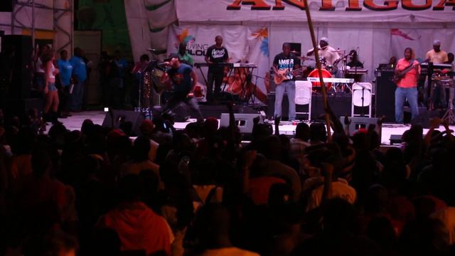 Ricardo Drue Preforming Supa man Live смотреть онлайн