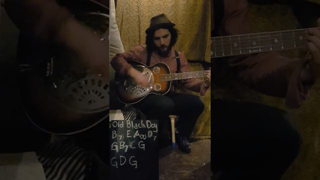'Old Black Dog' with chords played by Charlie at Heretic House смотреть онлайн