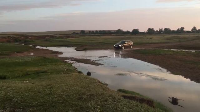 Lexus RX350 отлично справляется с лёгким бездорожьем смотреть онлайн