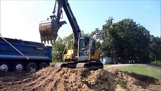 Volvo 140 Excavator Loading Dirt смотреть онлайн