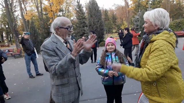 За четыре моря!!! 💃🌹Танцы в парке Горького!!!💃🌹 Харьков 2021 смотреть онлайн