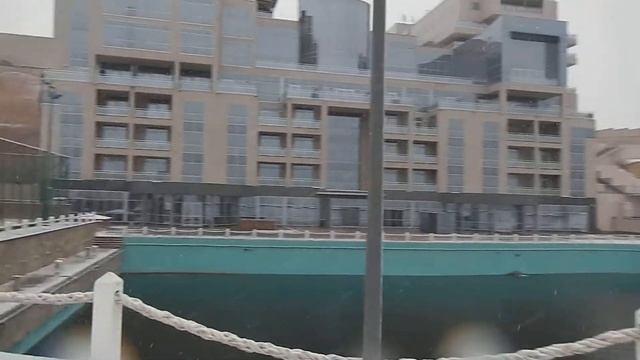 Канаты стоек бассейна крутого отеля у Каспийского моря занесены снегом смотреть онлайн