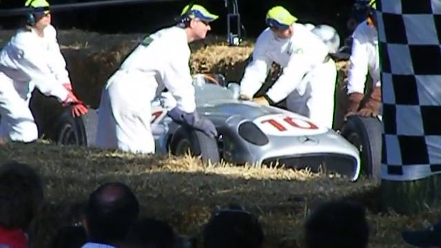 Mercedes W196 driven by Stirling Moss at Goodwood!!! Great sound!!! смотреть онлайн