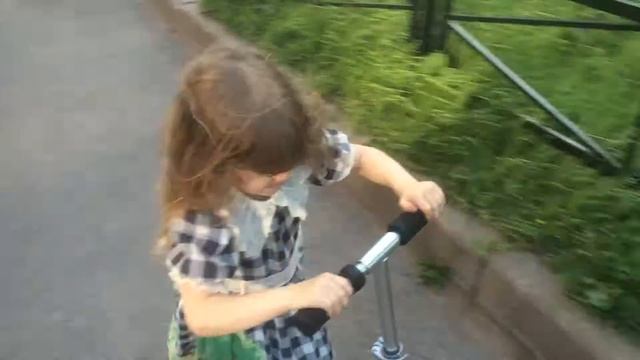 Машуля на самокате в первый раз смотреть онлайн