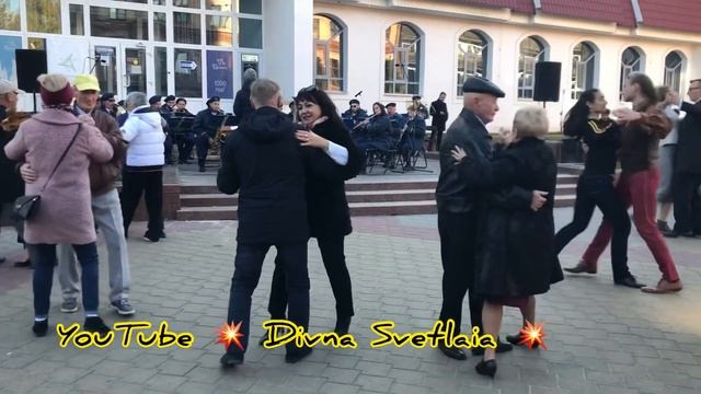 Смотрите вальс с сияющей улыбкой!! смотреть онлайн