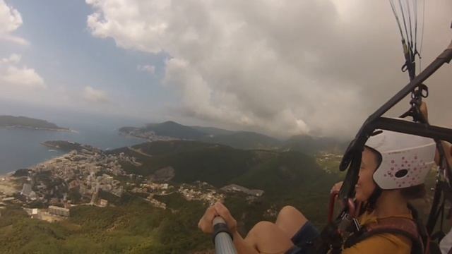 Полёт Кати на параплане над Бечичами с камеры GoPro. Видно Будву. Черногория-2022 смотреть онлайн