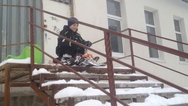 Съехал с лестницы на снегокате! смотреть онлайн