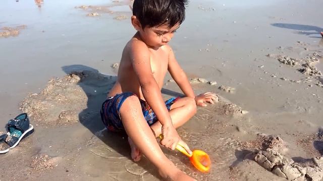KIDS HAVING FUN AT THE BEACH-Playing with Beach TOYS- Sand Play-Writing ABC-Kids Z Fun смотреть онлайн