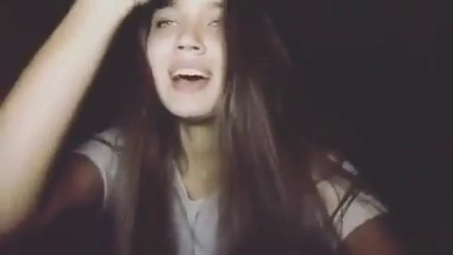 Иностранка поет песню группы Ninety One-Қайтадан