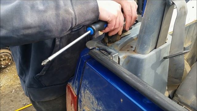 How to switch a Tracker soft top to a hard top...Kimberly shows you how...PART 2... смотреть онлайн