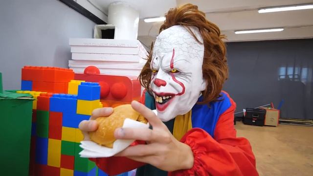 Клоун А4 нас нашел! КАМУФЛЯЖНЫЕ ПРЯТКИ от клоунов Челлендж ? смотреть онлайн