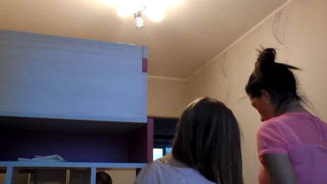 Чем Дана занимается когда собирают чемодан смотреть онлайн