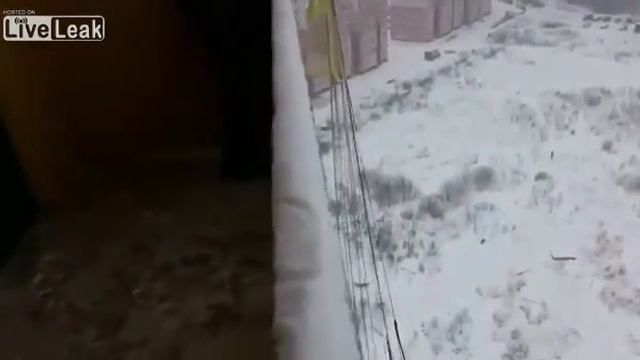 Crazy Russian Doing Crazy Jump With a Parachute From a Balcony! смотреть онлайн