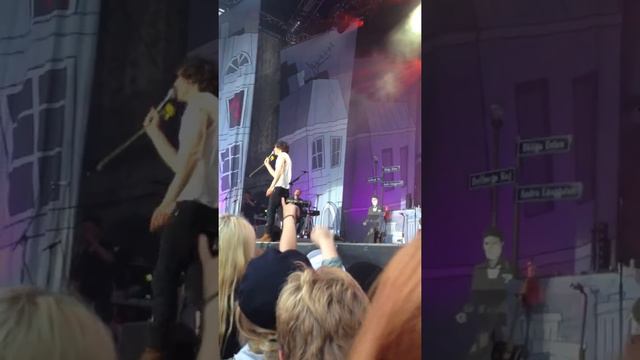 Håkan Hellström - Nu kan du få mig så lätt (Live, Borgholms slottsruin) смотреть онлайн