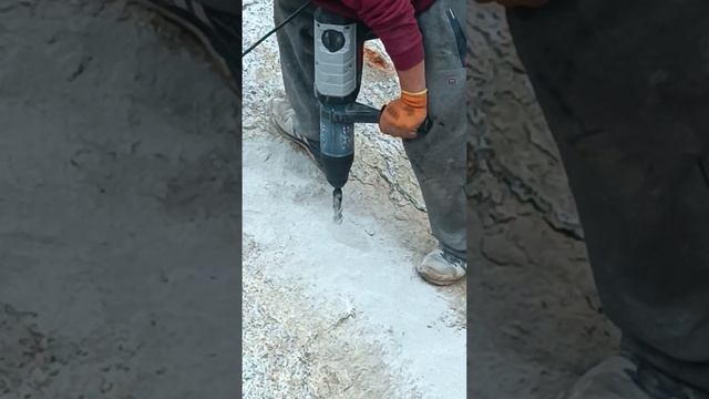 Отверстия в камне за 6 минут.32 диаметр на 60 см. Шпур. Перфоратор БОШ. Бурение.Сверление.Гранит смотреть онлайн