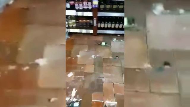 Мужик разгромил "Красное&Белое" в городе Мензелинск из-за того, что его не обслужили без маски смотреть онлайн