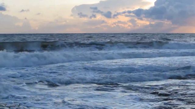 Крым, Судак 2020, пляжи Меганома опустели. Штормовой закат и восход луны 30 сентября смотреть онлайн