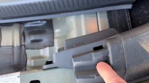 Golf 7: Снятие накладки держателя замка, погрузочного порога в багажнике