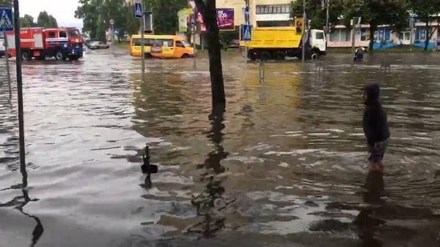 Затопило Минск 06.07.2022, Ярослав купаеться!!!! смотреть онлайн