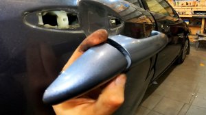 Снимаем дверную ручку задних дверей Kia Rio 2011-2017год