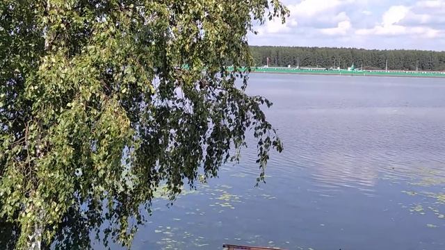 Очень длинный корабль плывёт по Волге. смотреть онлайн
