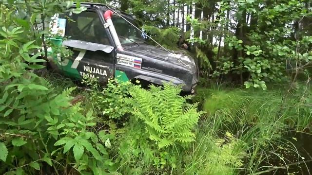 Toyota Land Cruiser 70  на бездорожье