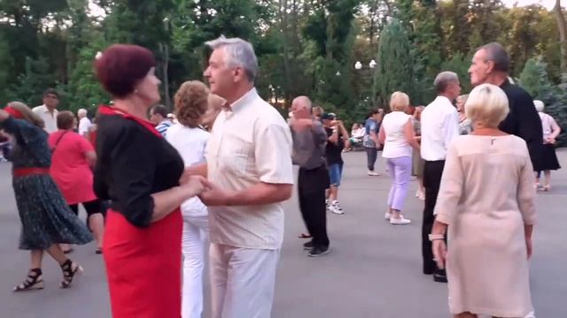 ТЫ КРЕПЧЕ МЕНЯ ДЕРЖИ! ТАНЦЫ В ПАРКЕ ГОРЬКОГО ХАРЬКОВ смотреть онлайн