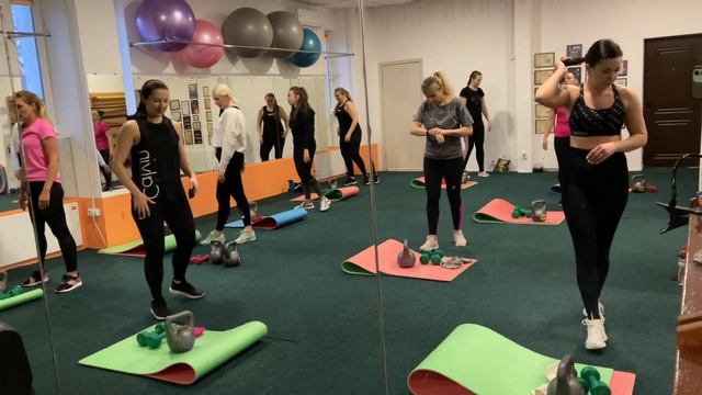 Тренировка на все тело ? Гантели и гиря (заменяем на бутыль 6л) смотреть онлайн