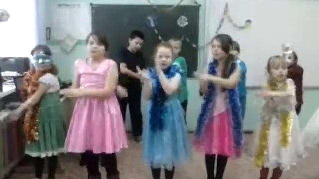 МБОУ ''Балезинская ООШ'',3 класс Команда Почемучки исполнит песню Наша ёлочка с движениями смотреть онлайн