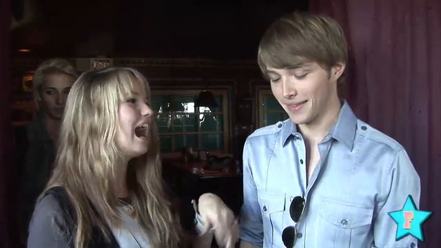 Disney Star Sterling Knight is suprised by Debby Ryan смотреть онлайн