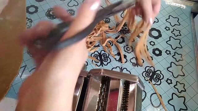 Куриный суп с домашней лапшой из цельнозерновой муки. Вкусно, просто! смотреть онлайн