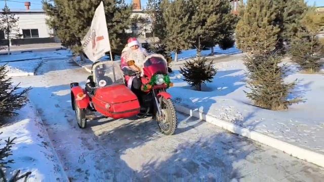 Деды Морозы-байкеры устроили праздник для детей в Благовещенске смотреть онлайн