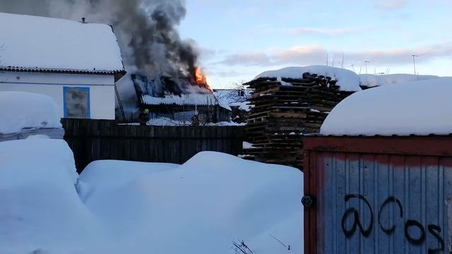 Пожар в Костроме. Горит баня у соседа. смотреть онлайн