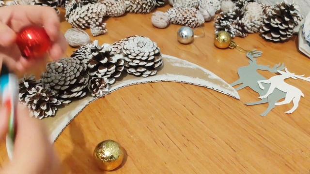 2 бюджетные идеи новогоднего декора своими руками / Новогодний декор 2022 ? Декор из шишек смотреть онлайн