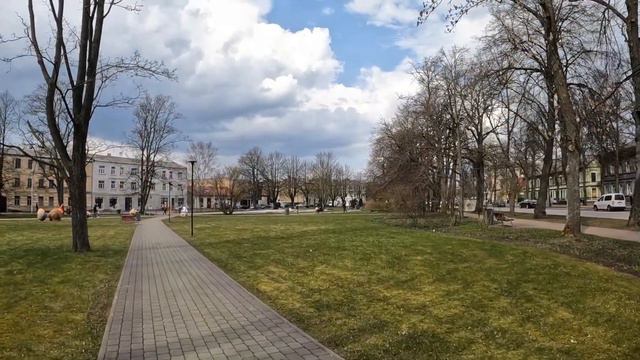 ВЕНТСПИЛС, ЛАТВИЯ - 11.04.2023 - ЦЕНТР и СТАРЫЙ ГОРОД / Цветы везде, включили фонтанчики смотреть онлайн