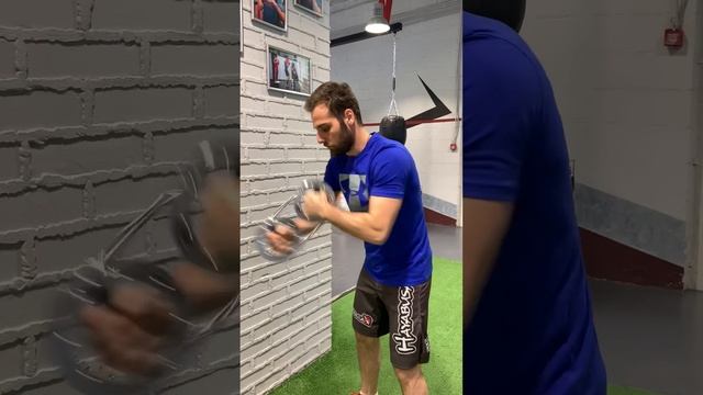 Тренировка по боксу . Укрепляем кисти рук . Тренажёр burn machine . смотреть онлайн