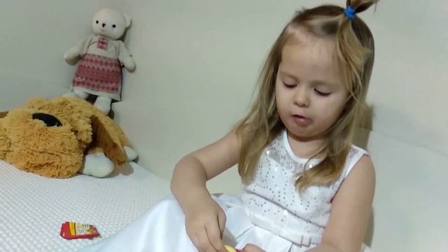 Принцесса открывает Звездные Воины, ест конфеты хот-доги, картошку фри смотреть онлайн