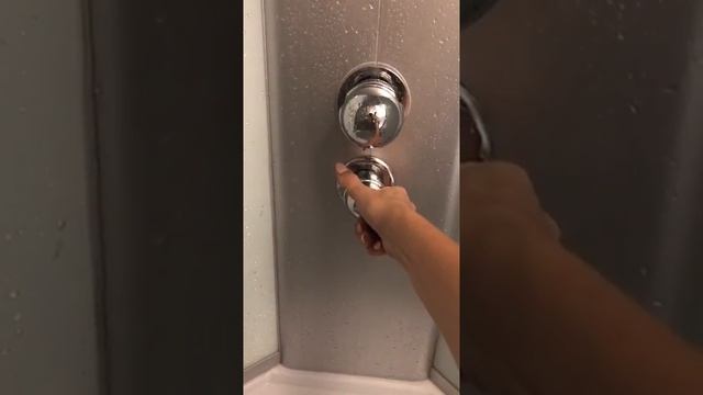 Использование душевой кабинки в апартаментах "Quiet place", ул. Потебни, 4 смотреть онлайн